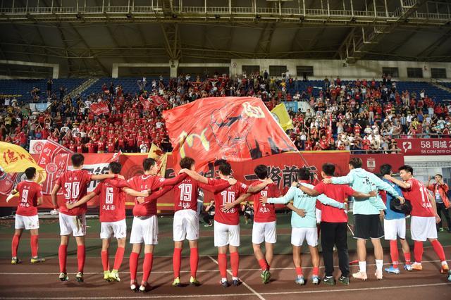 无缘升级向球迷跪拜道歉，水原三星主帅卞成焕赛后主动辞职