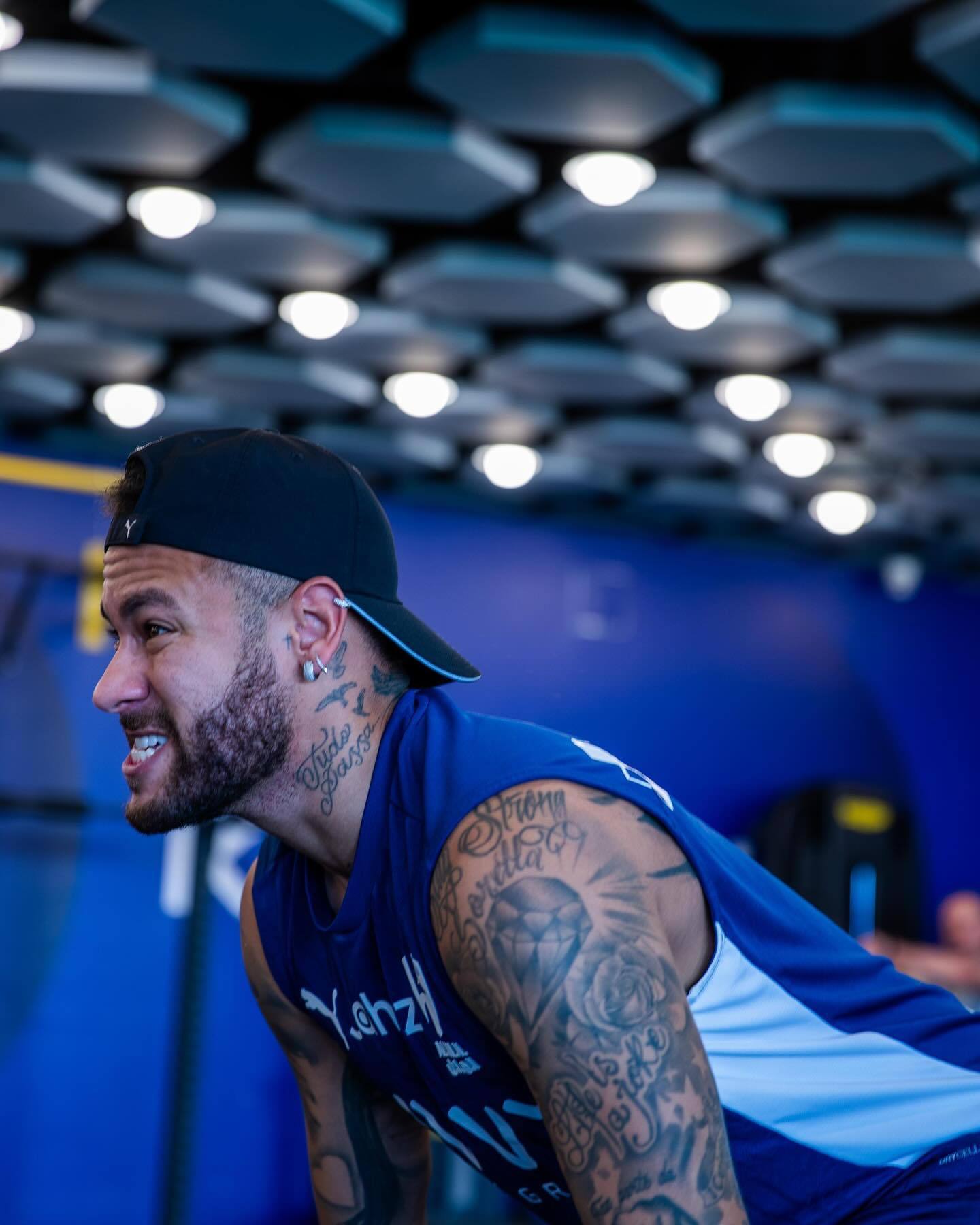 苏超奖杯由徐州企业使用3D打印打造，使用航天级钛合金