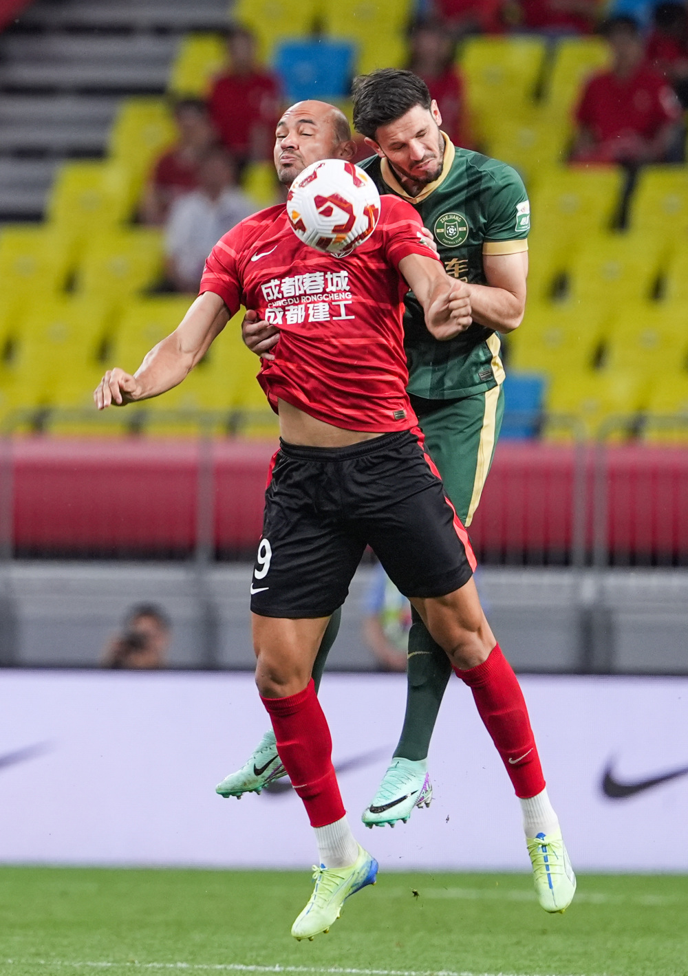 曼联在第15轮4-1大胜狼队，晋级英超第六，阿莫林有效发挥中场，布鲁诺、芒特等球员关键作用，助力球队提升排名。