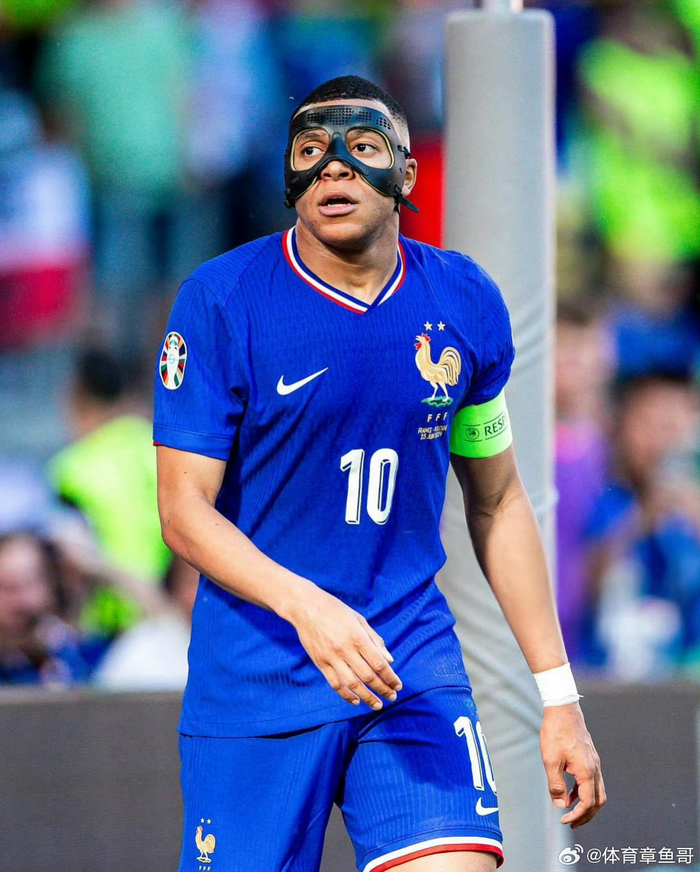 孙颖莎的身体柔韧性太好了，膝盖不弯，就这样直下去系鞋带，没几个人能做到吧