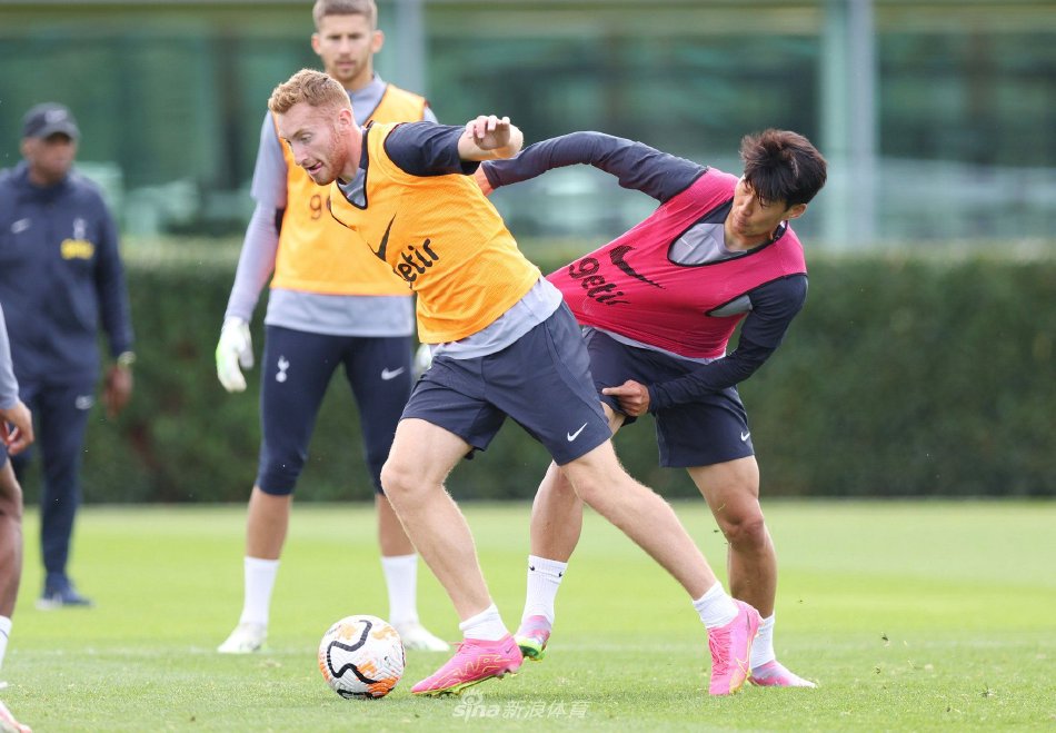 李霄鹏：希望球队能发挥出应有水平，明天奉献一场精彩的比赛