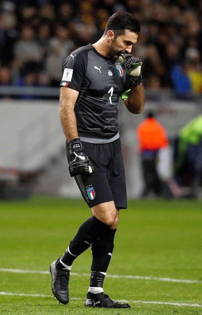 琼斯：我们一直都支持斯洛特，萨拉赫的情况轮不到我点评