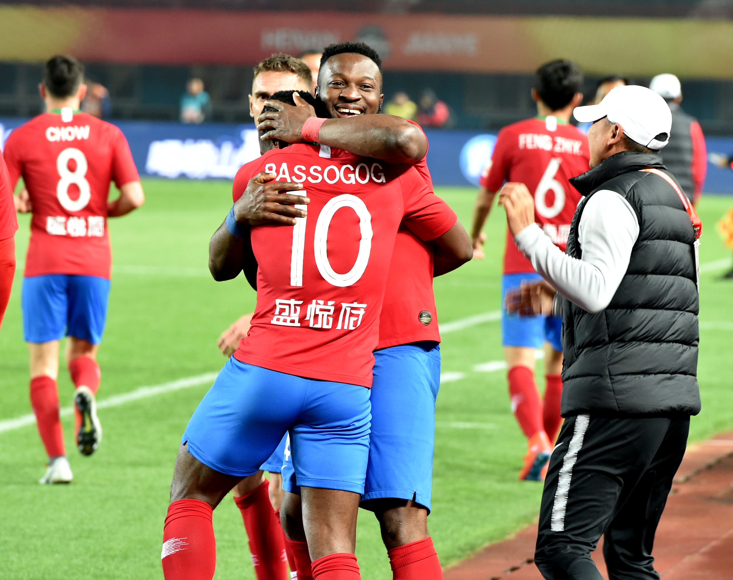 开小会？巴媒：安帅今日训练开始前和维尼修斯交谈了3分钟